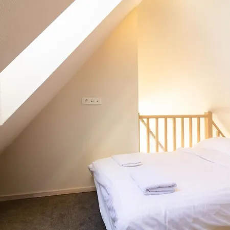 Away Apartment, By Cohost 아파트