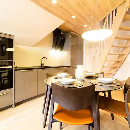 아파트 Away Apartment, By Cohost *