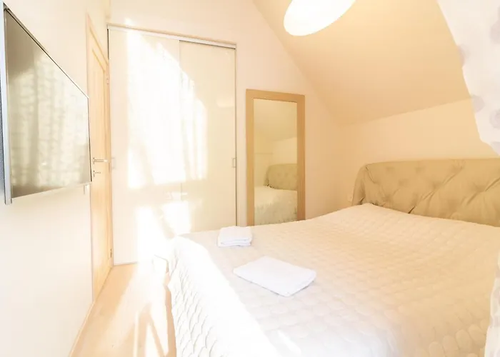 Away Apartment, By Cohost شقة