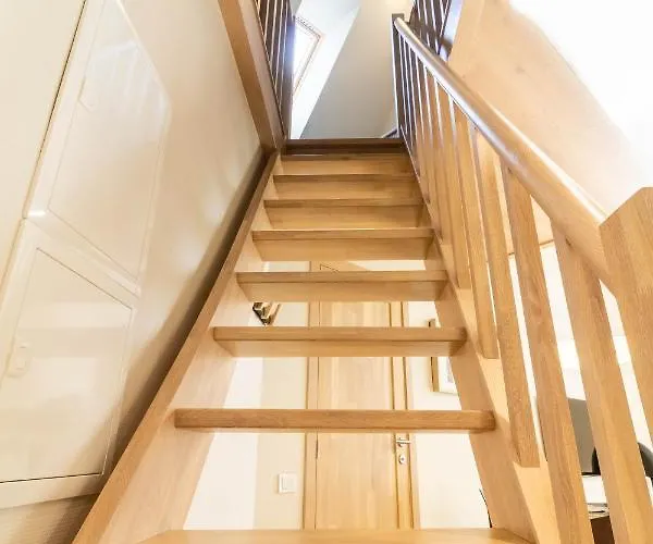 Away Apartment, By Cohost 아파트 팔랑가